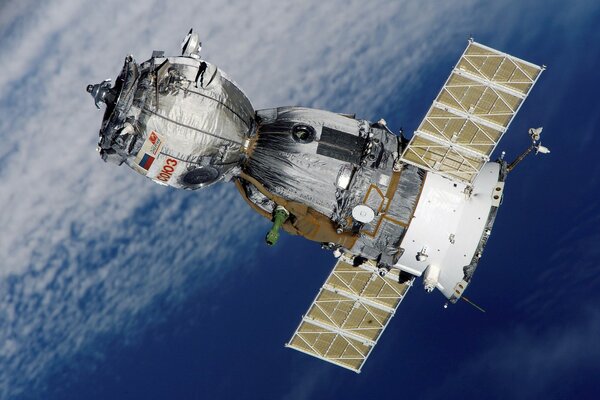 Ein Satellit, der im Weltraum fliegt , mit der Aufschrift Union