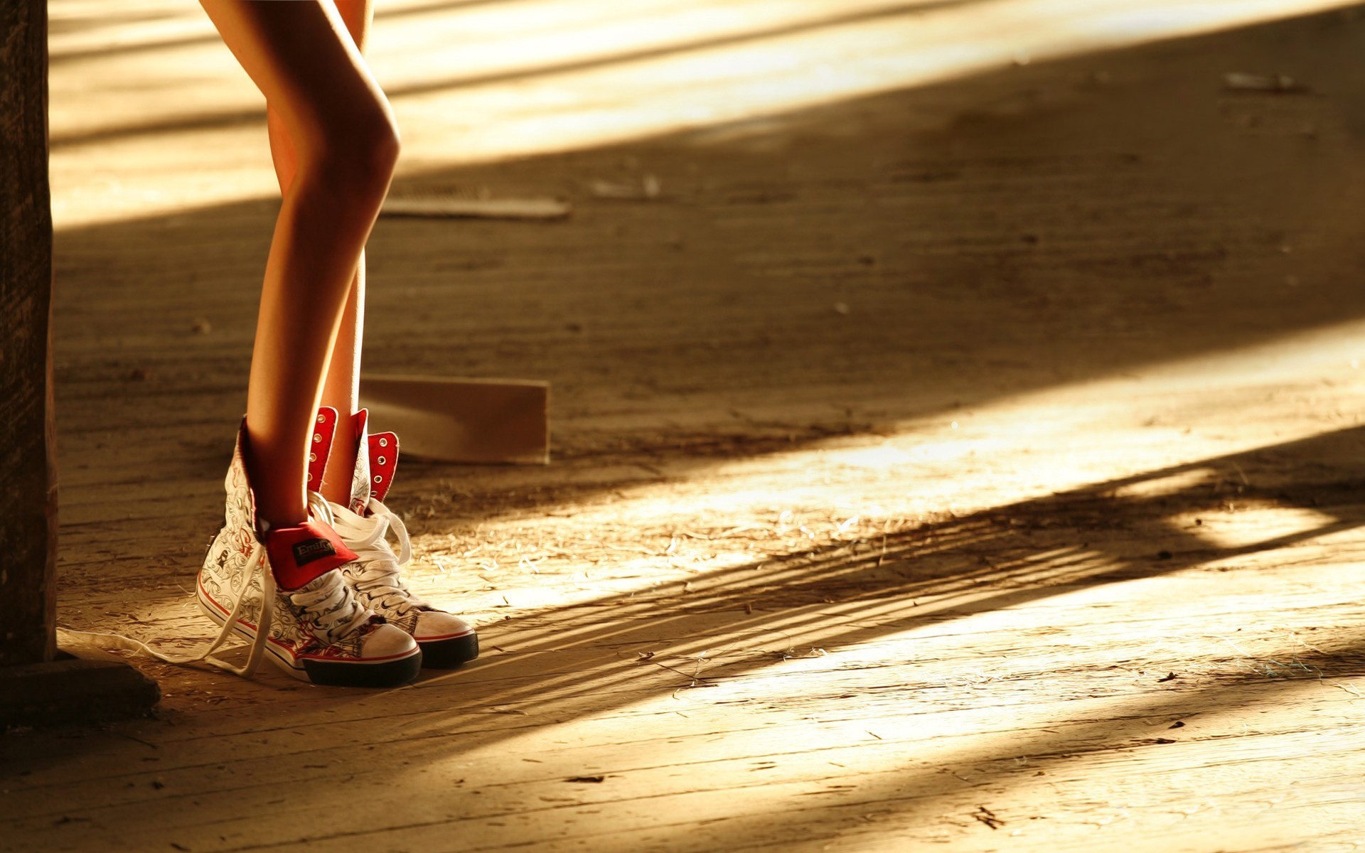 beine turnschuhe bretter boden