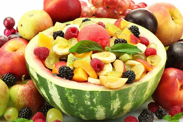 Verschiedene Beeren und Früchte für Sommerstimmung