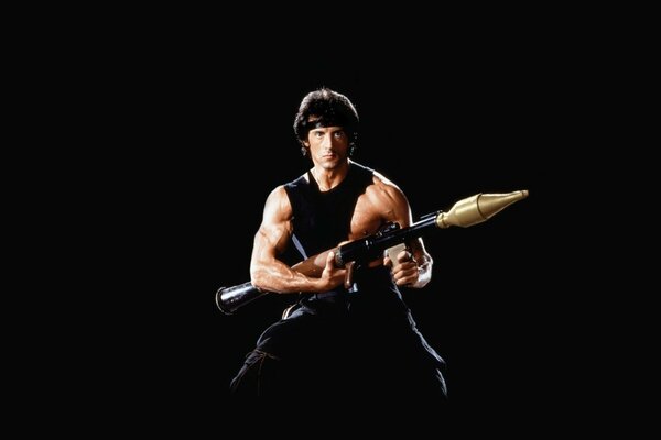 Sylvester Stallone als Rimbaud auf schwarzem Hintergrund mit Waffen