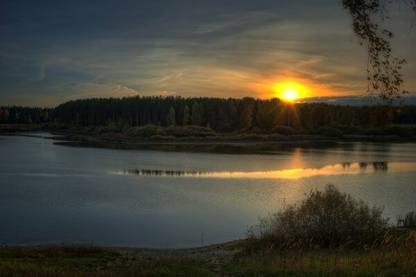 Herbst Sonnenuntergang am Fluss