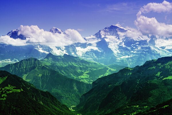 Die Natur malt Berge mit Wolken