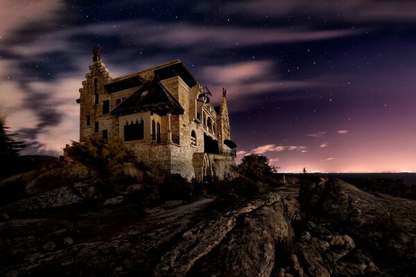 Altes Schloss vor dem Hintergrund des Nachthimmels