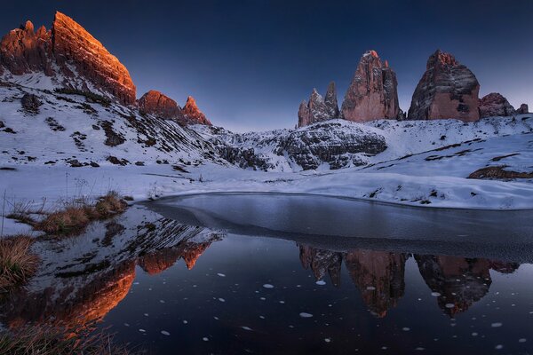 Reflexion der schneebedeckten Berge im See