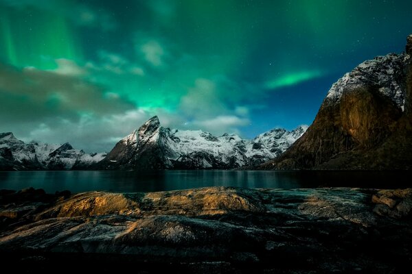 In Norwegen in der Nacht in den Bergen die Nordlichter
