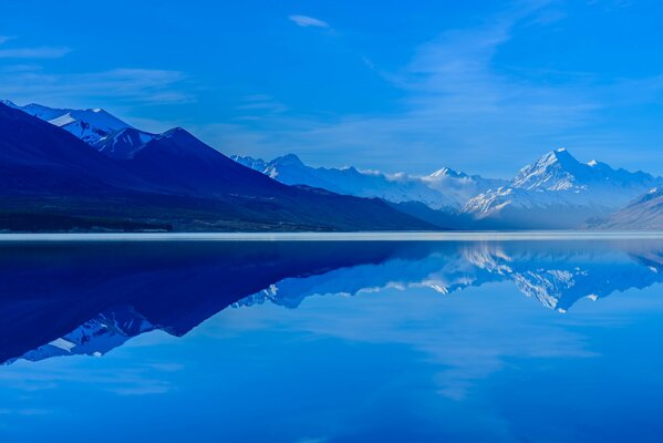 Reflexion der Berge und des Himmels im Pukaki-See
