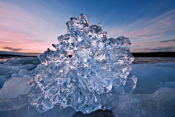 Glänzendes transparentes Eis auf Sonnenuntergang Hintergrund