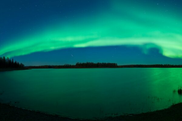 Faszinierendes Nordlicht am Fluss