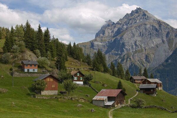 Schweizer Dorf im Hintergrund der Berge