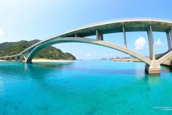 Eine außergewöhnliche Brücke in der blauen Bucht