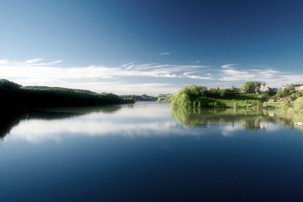 Ein Teich in der Nähe des Dorfes. Blauer Himmel