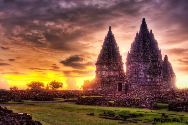 Tempel bei Sonnenuntergang vor dem Hintergrund der Wolken