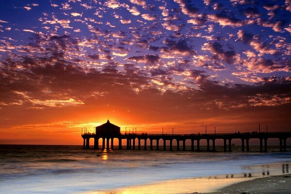 Unglaubliche Schönheit Sonnenuntergang am kalifornischen Strand