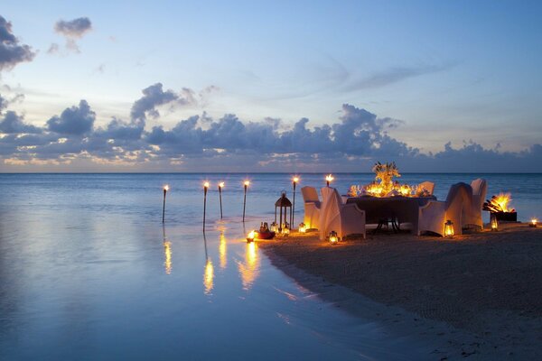 Romantisches Abendessen am Meer