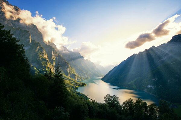 Der natürliche Klontalersee in der Schweiz