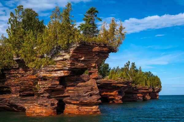 Wunderschöne Klippen über dem blauen Meer