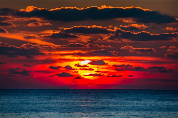 Roter Sonnenuntergang am Meer auf der Krim