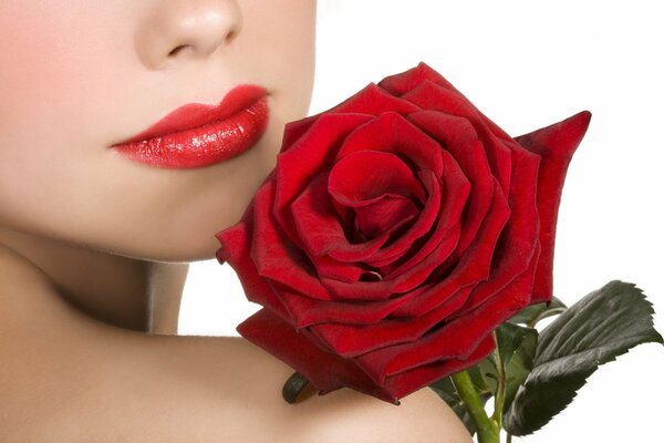 Mädchen mit einer leuchtend roten Rose
