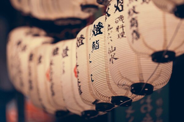Chinesische Laternen mit Hieroglyphen