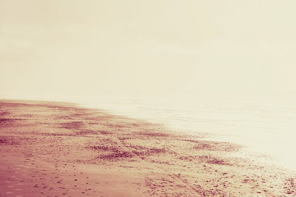 Sandstrandlandschaft mit Spuren