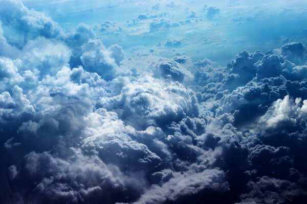 Gefiederte Wolken am blauen Himmel