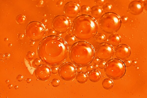 Blasen auf orangefarbenem Hintergrund
