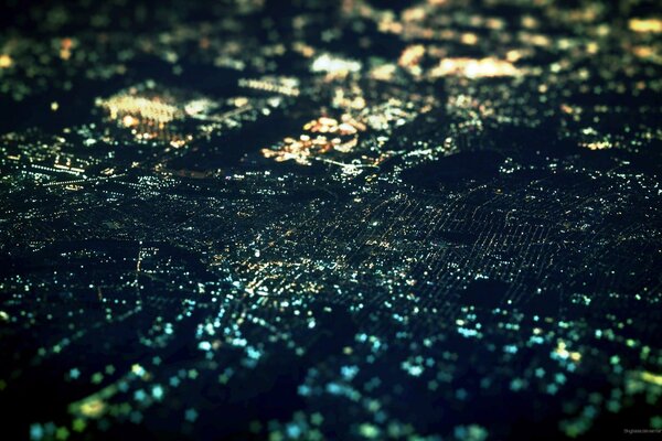 Die Lichter und Lichter der Nachtstadt im Panoramafoto