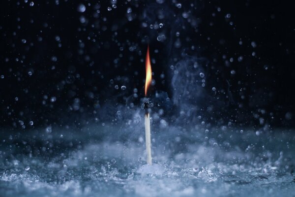 Streichholzfeuer im Wasserspray