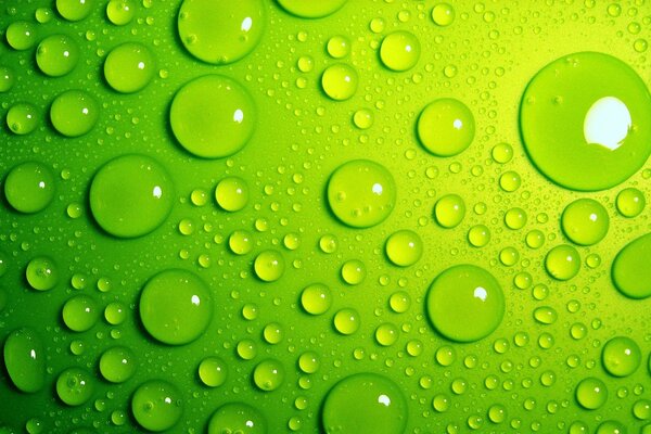 Grüner Apfel in Wassertropfen