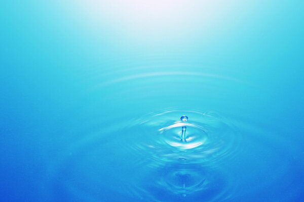 Ein Tropfen Wasser macht einen Kreis auf dem Wasser