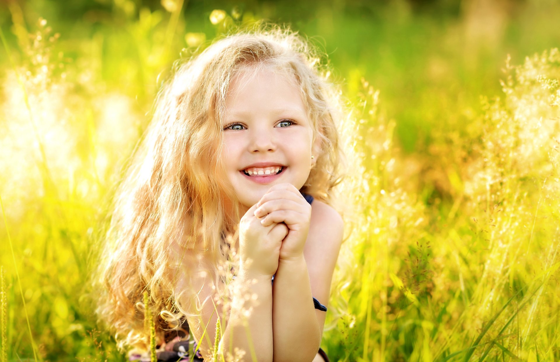 mädchen haare sommer glück freude kindheit lachen gras licht