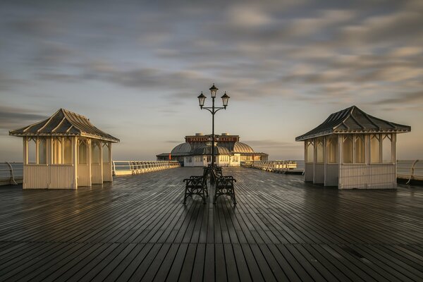 Nasser Pier nach Regen vor dem Hintergrund eines wunderschönen Himmels