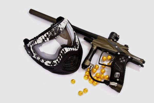 Ausrüstung und Paintballbälle zum Spielen von Paintball