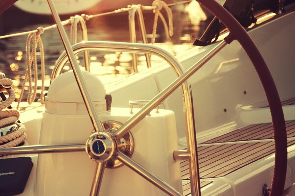 Das Ruder einer Yacht am sonnigen Yachthafen