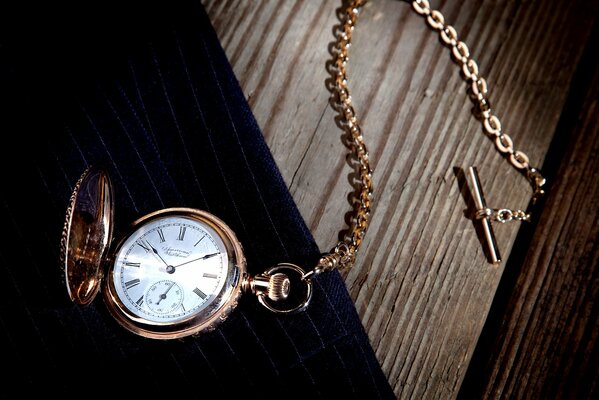 Vintage Taschenuhr mit Kette auf dem Tisch