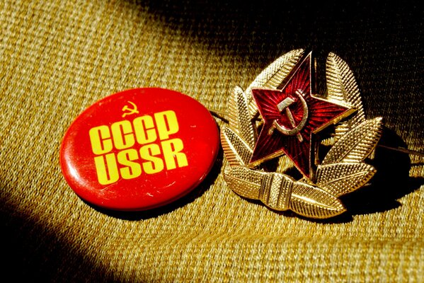 Kokard mit Sichel und Hammer des sowjetischen Sterns und dem Symbol der UdSSR
