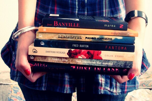 Mädchen hält Lehrbücher in Händen