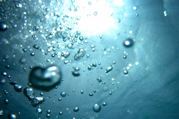 Blasen im blauen tiefen Wasser