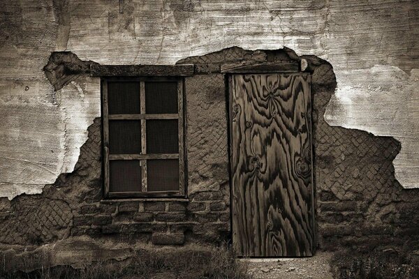 Alte Hauswand mit Fenster und Tür