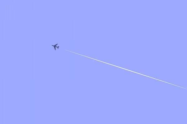 Flugzeug hinterlässt eine Spur am Himmel