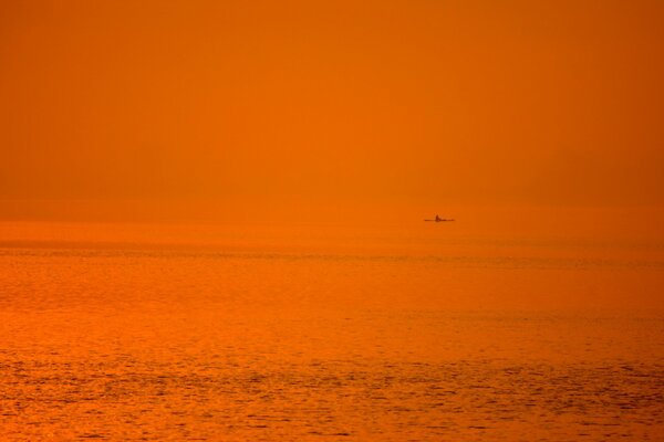 Sonnenuntergang am Meer und Barkas