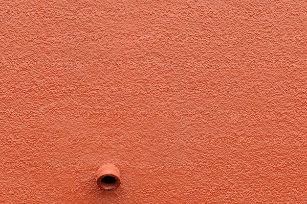 Es steht eine Wand und ein Rohr steht heraus