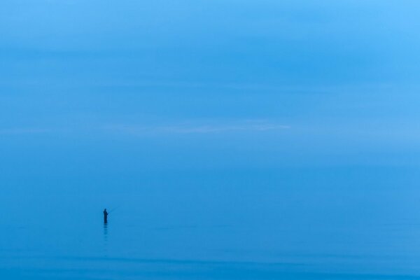 Ein Mann im grenzenlosen Meer