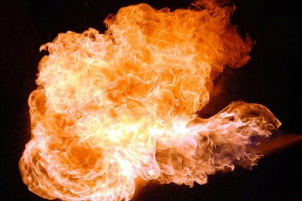 Flamme brennender Blick von der ersten Minute an