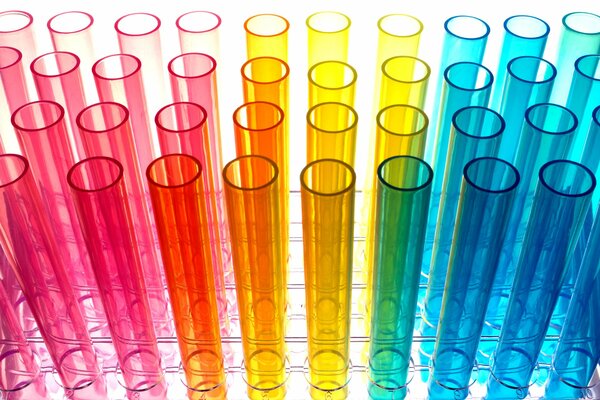 Bunte Flaschen und Reagenzgläser im Sortiment