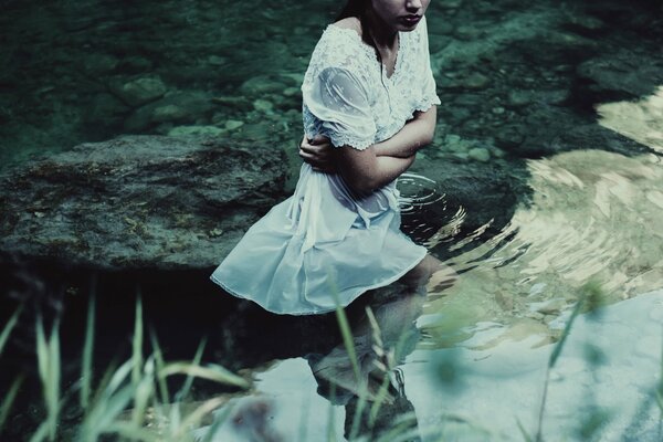 Fotoshooting im ruhigen Wasser, Mädchen im weißen Kleid