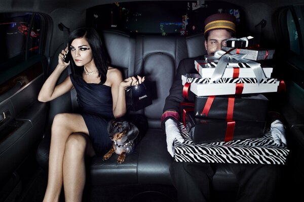 Mädchen und Mann im Auto mit Hund