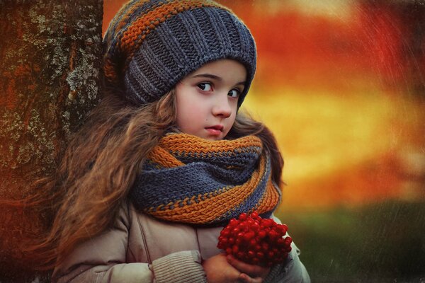 Das Mädchen sammelte Beeren und lehnte sich an einen Baum