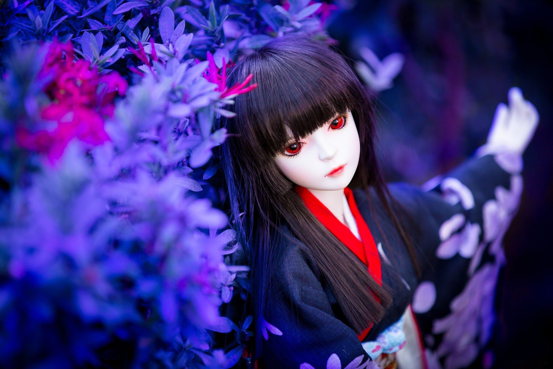 puppe spielzeug rote augen braunhaarig geisha vegetation