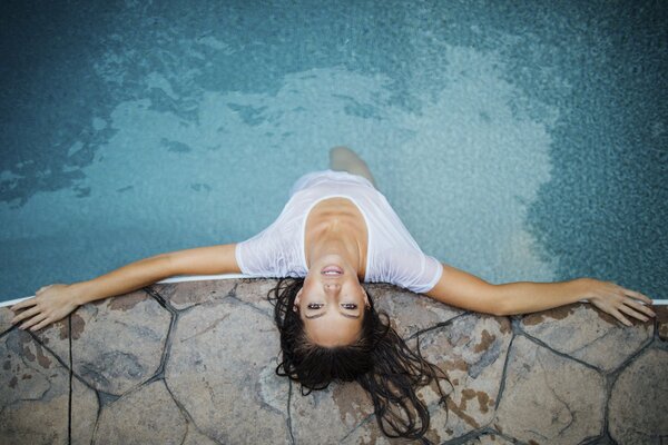 Jesse herzog blick von unten im pool